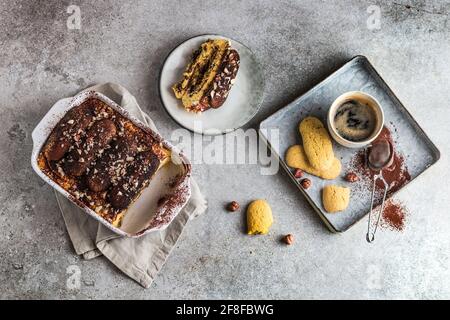 Tiramisù mit Schokoladenreis und Haselnüssen Stockfoto