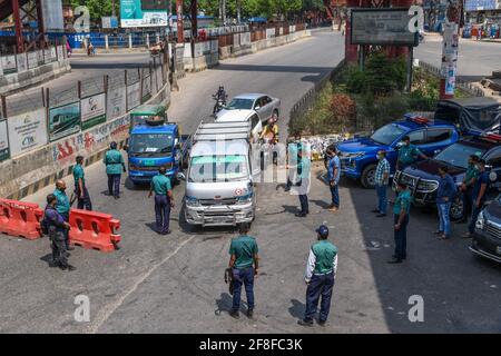 Dhaka, Bangladesch. April 2021. Polizeibeamte inspizieren Fahrzeuge an einem Kontrollpunkt in Framgate. An verschiedenen Orten in der Hauptstadt werden Polizeikontrollpunkte eingerichtet, um die unnötige Bewegung während der von der Regierung bis April 25 verhängten Sperre als vorbeugende Maßnahme gegen die COVID-19-Pandemie zu stoppen. (Foto von Piyas Biswas/SOPA Images/Sipa USA) Quelle: SIPA USA/Alamy Live News Stockfoto