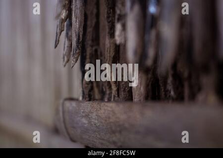 Der Hintergrund der alten Jutestock-Wand, die von den Termiten zerstört wurde. Stockfoto