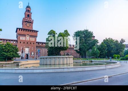 Sonnenaufgang Blick auf einen Brunnen vor dem Castello Sforzesco in Mailand, Italien Stockfoto