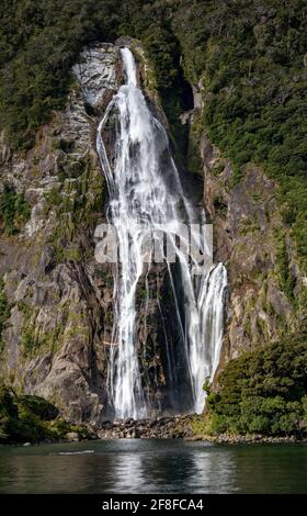 neuseeländischer Wasserfall der hohe milford klingt sonnig Stockfoto