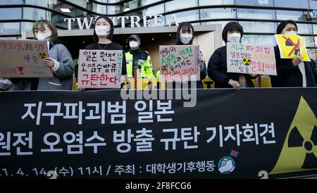 Seoul, Südkorea. April 2021. Menschen protestieren gegen Japans Entscheidung, radioaktives Abwasser aus dem verkrüppelten Kernkraftwerk Fukushima Daiichi vor der japanischen Botschaft in Seoul, Südkorea, in den Pazifischen Ozean zu depirieren, 14. April 2021. Quelle: Xu Ruxi/Xinhua/Alamy Live News Stockfoto