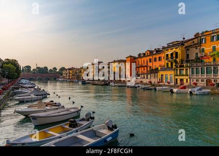Bootsliegeplatz in Peschiera del Garda in Italien Stockfoto