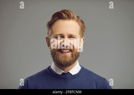 Studio-Porträt eines glücklichen Mannes mit dickem Bart, Schnurrbart und freundlichem, positivem Lächeln Stockfoto