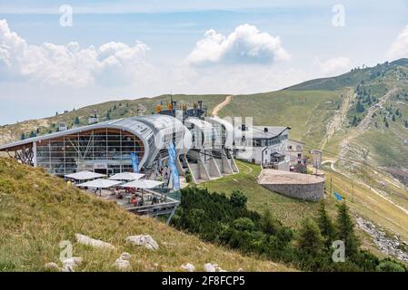 Seilbahnstation am Monte Baldo bei Malcesine, Italien Stockfoto