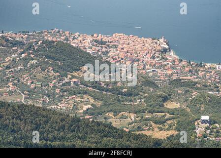 Luftaufnahme von Malcesine vom Monte Baldo in Italien Stockfoto