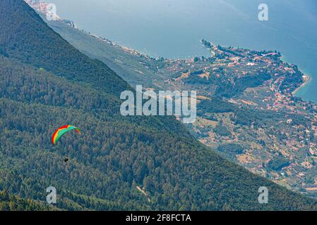 Luftaufnahme von Malcesine vom Monte Baldo in Italien Stockfoto