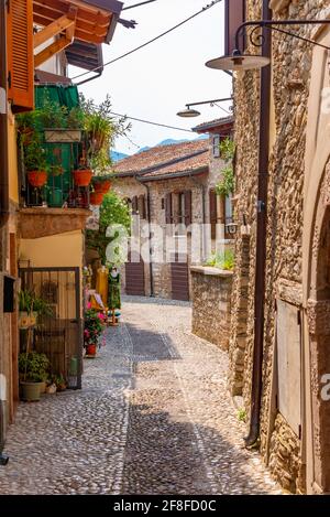 Schmale Straße in Malcesine in Italien Stockfoto