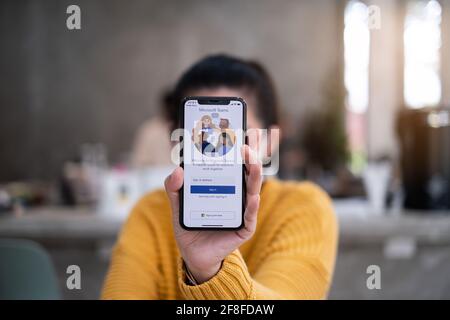 CHIANG MAI, THAILAND - APR 14, 2021 : EIN von zu Hause aus arbeitender Mitarbeiter lädt die soziale Plattform von Microsoft Teams herunter. Stockfoto