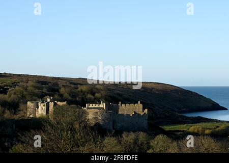 Manorbier Schloss mit Strand und Landzunge im Hintergrund Stockfoto