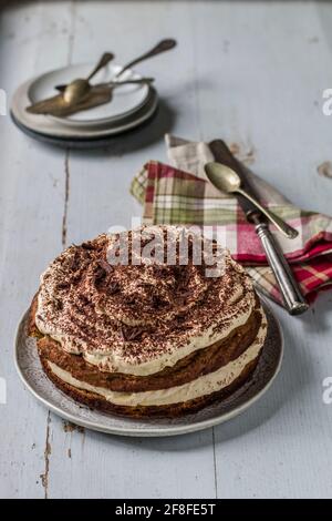 Tiramisù Kuchen mit Datteln und Mandeln Stockfoto