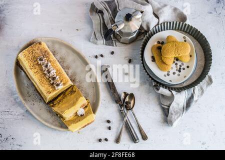 Tiramisù Parfait mit Kaffeebohnen Stockfoto