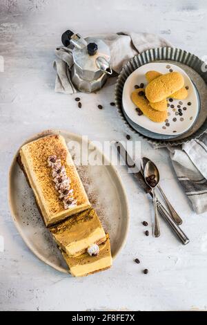 Tiramisù Parfait mit Kaffeebohnen Stockfoto