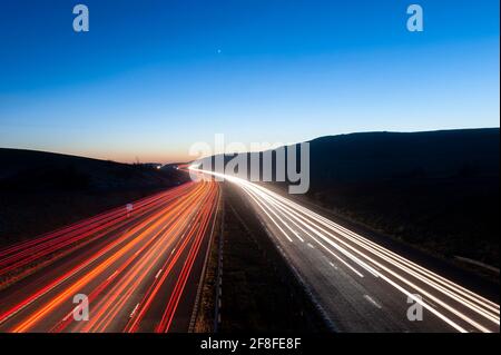 Leichte Wanderwege an einem Winterabend an der J37, der Kreuzung von Sedbergh und Kendal auf der Autobahn M6 in Cumbria. Stockfoto