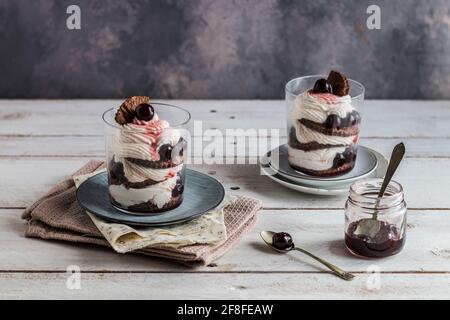 Schwarzwald Tiramisù mit Sahnehirschen und Sauerkirschen Stockfoto