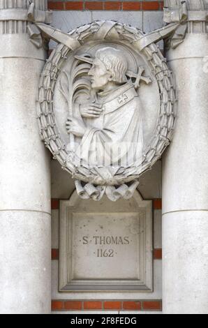 London, England, Großbritannien. Westminster Cathedral. Serie von geschnitzten Steinporträts an der Fassade der ehemaligen Erzbischöfe von Canterbury: St. Thomas a Becket Stockfoto