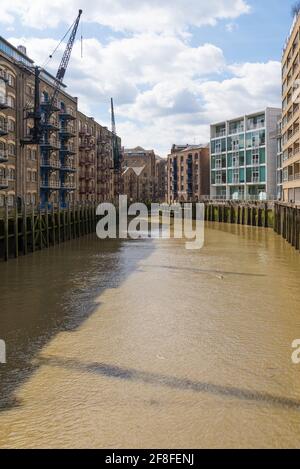 Blick auf den Neckinger, ein Themse-Rückwasser mit alten Lagerhäusern, die jetzt in Wohnblocks umgewandelt wurden. Bermondsey, London, England, Großbritannien Stockfoto