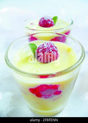 Tiramisù in einem Glas mit Himbeeren Stockfoto