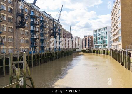 Blick auf den Neckinger, ein Themse-Rückwasser mit alten Lagerhäusern, die jetzt in Wohnblocks umgewandelt wurden. Bermondsey, London, England, Großbritannien Stockfoto