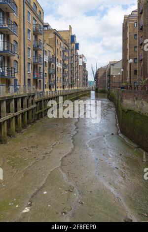 Blick auf den Neckinger, ein Themse-Rückwasser mit alten Lagerhäusern, die jetzt in Wohnblocks umgewandelt wurden. Bermondsey, London, England, Großbritannien Stockfoto