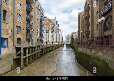 Blick auf den Neckinger, ein Themse-Rückwasser mit alten Lagerhäusern, die jetzt in Wohnblocks umgewandelt wurden. Bermondsey, London, England, Großbritannien Stockfoto