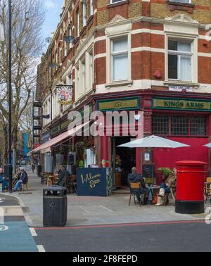 Nach der Lockerung der Covid 19-Sperre entspannen und trinken die Leute einen Drink vor dem Kings Arms Pub in der Tooley Street, London, England, Großbritannien Stockfoto