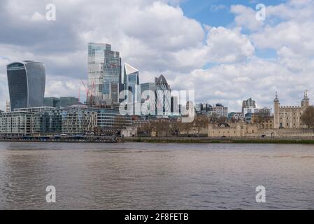 Skyline der Stadt London mit modernen Wolkenkratzern, die von der Südseite der Themse aus gesehen werden, einschließlich des historischen Tower of London. Stockfoto