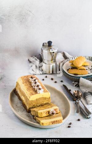 Tiramisù Parfait mit Kaffeebohnen Stockfoto