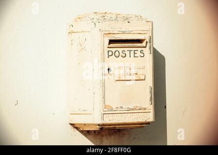 Ein alter, rostiger Briefkasten der französischen Post Stockfoto