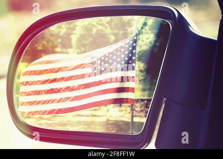 Amerikanische Flagge im Autospiegel Stockfoto