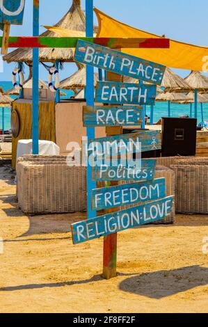 Motivations- und Freiheits-Lifestyle-Schild auf Holzbrettern am Eingang Zur Strandbar in der Nähe des Schwarzen Meeres an einem Sonniger Tag Stockfoto