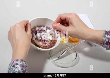 Frau Hände machen hausgemachte Kosmetik. Hausgemachte Blaubeere Gesichtsmaske Zutaten. DIY hausgemachte natürliche Hautpflege-Produkt. Stockfoto