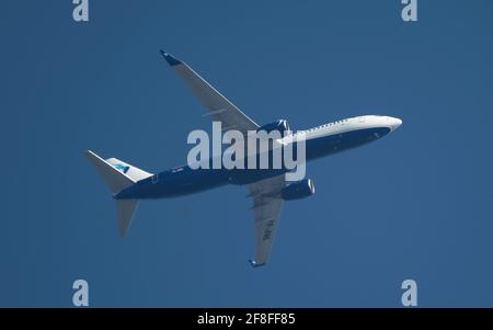 Die Blue Air Boeing 737 YR-BML verlässt London Heathrow nach Bukarest. Blue Air ist eine rumänische Billigfluggesellschaft Stockfoto
