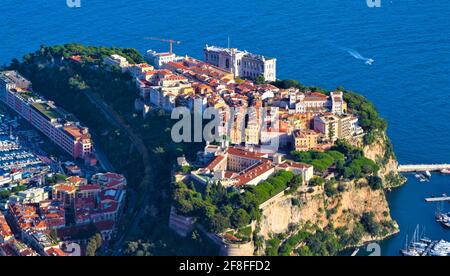 Luftpanorama auf den Felsen von Monaco, die Altstadt, das Ozeanographische Museum und den Fürstenpalast. Stockfoto
