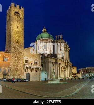 Nachtansicht des Palazzo del Broletto hinter der Kathedrale Santa Maria Assunta in Brescia, Italien Stockfoto