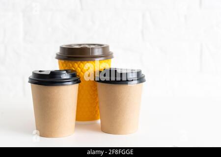 Einweg-Kaffeetasse aus Papier auf weißem Hintergrund mit Schneideweg. Sammlung Stockfoto