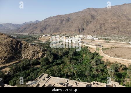 Blick vom thee-Ain-Kulturdenkmal in Al-Baha, Saudi-Arabien in Richtung des gleichnamigen Dorfes Stockfoto