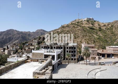 Panorama von schönen historischen Häusern und Moschee Minarett in Rijal AlmaEin historisches Dorf in Saudi-Arabien Stockfoto