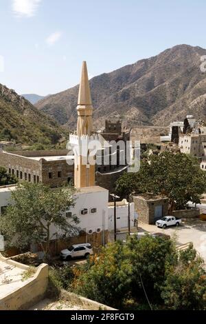 Panorama von schönen historischen Häusern und Moschee Minarett in Rijal AlmaEin historisches Dorf in Saudi-Arabien Stockfoto