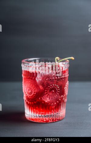 Altmodischer Kirschcocktail. Selektiver Fokus. Geringe Schärfentiefe. Stockfoto