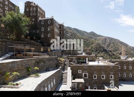 Abha, Saudi-Arabien, Februar 25 2020: Das Dorf Rijal Almaa besteht aus 60 mehrstöckigen Gebäuden. Alle sind in einer traditionellen Weise mit o gebaut Stockfoto