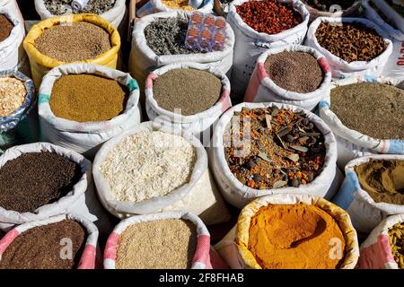 Abha, Saudi-Arabien, Februar 25 2020: Nahaufnahme von Gewürzen, die auf einem Markt in Abha, Saudi-Arabien, verkauft werden Stockfoto