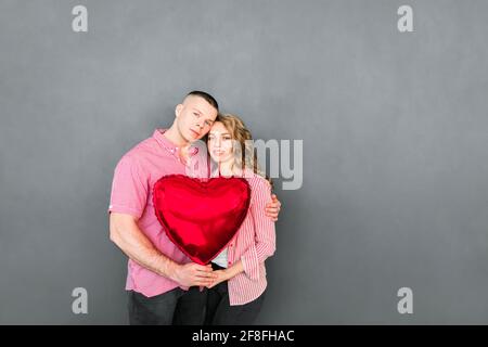 Schönes Paar hält Herzballon in den Händen Stockfoto