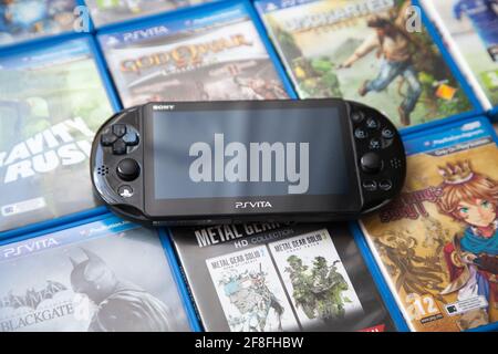 Sony PlayStation Vita zusätzlich zu den Game Cases. Stockfoto