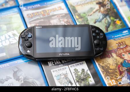 Sony PlayStation Vita zusätzlich zu den Game Cases. Stockfoto