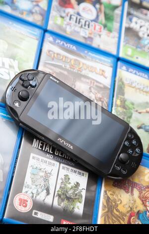Sony PlayStation Vita zusätzlich zu den Game Cases. Stockfoto