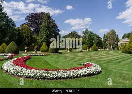 Castle Ashby Gardens im Sommer mit bunten Blumenbeeten im Vordergrund; Northamptonshire, UK Stockfoto