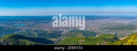 Luftaufnahme von Tirana vom Dajti Berg in Albanien Stockfoto