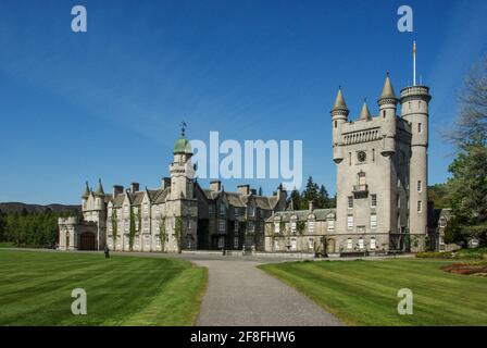 Die königliche Residenz von Balmoral Castle mit Frühlingsblumen im Vordergrund; Royal Deeside, Aberdeenshire, Schottland Stockfoto