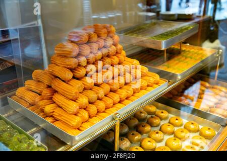 Traditionelles Türkisches Dessert Tulumba (Tulumba Tatlisı). Nahaufnahme Stockfoto